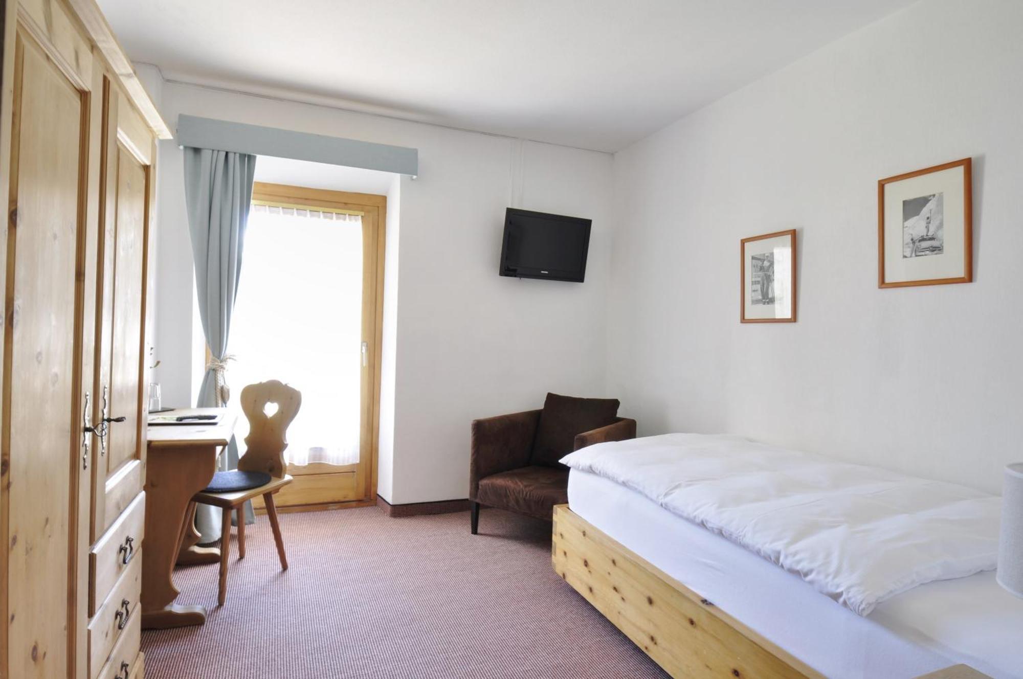 פונטרסינה Hotel Bernina מראה חיצוני תמונה
